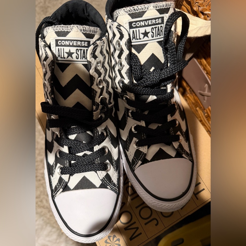 Converse Zigzag Pattern Sneakers brand new - Picture 2 of 8